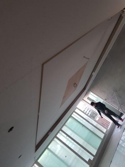 천장과 벽면 마감이 진행 중인 창가 모습
