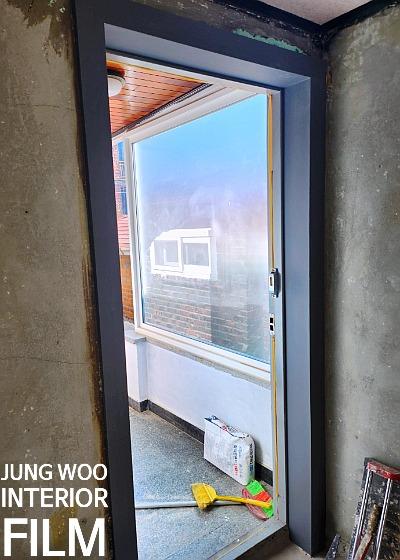 창호 주변과 수공구가 놓인 시공 과정