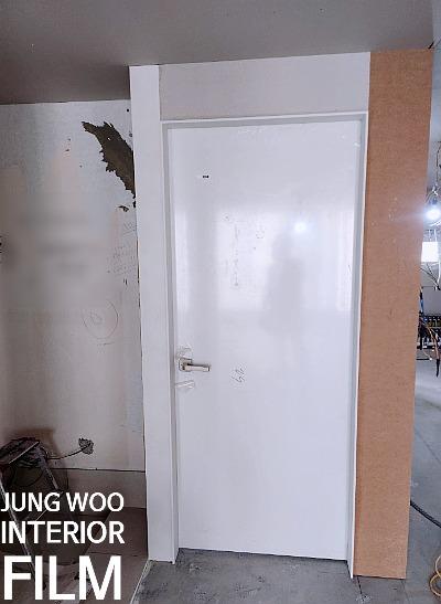 흠집이 보이는 도어와 벽면 근접샷