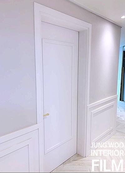 화이트 필름으로 마감된 불투명 도어 패널 수납장