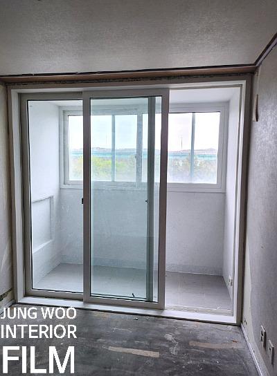 화이트 톤 공간에 자연스럽게 녹아든 슬라이딩 도어