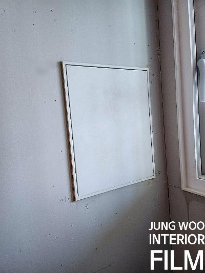 사각형 패널과 창호가 보이는 벽면