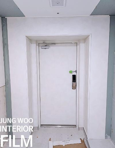 녹색 손잡이가 달린 복도 도어의 시공 전 모습