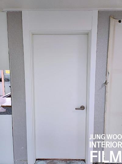 여닫이 도어 상단 프레임의 압착 과정