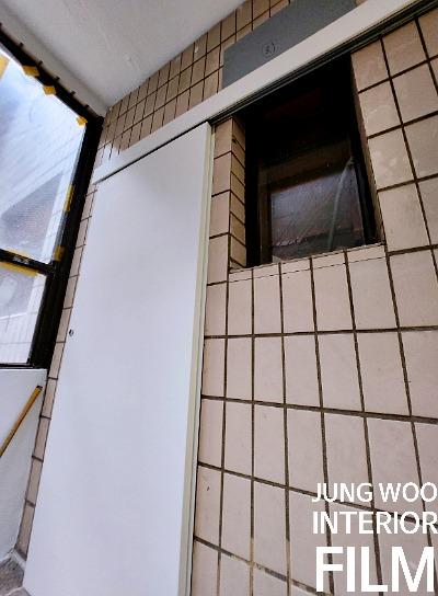 타일 벽면과 창호가 인접한 시공 현장