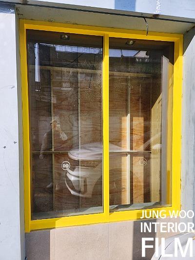 욕조와 양변기가 설치된 욕실 내부