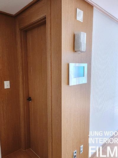 시공 전 다소 어두웠던 중문 문짝과 문틀