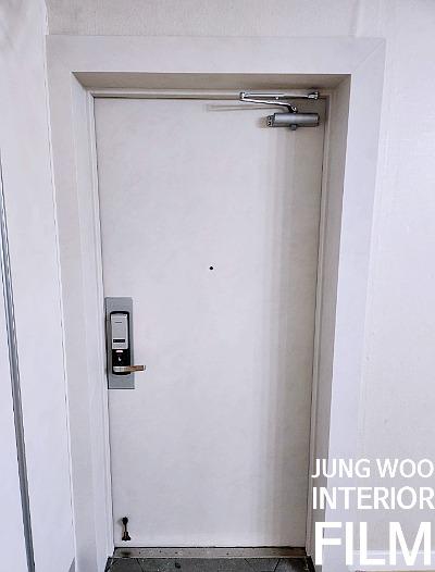 시공 전 금속 도어스프링이 달린 흰색 현관 문