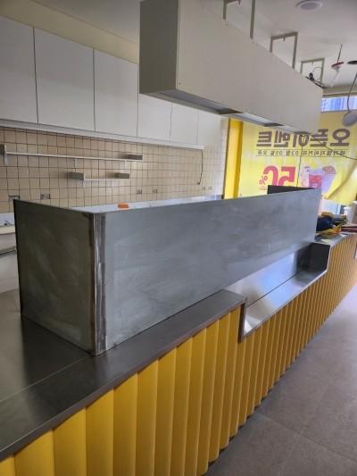 노란색 포인트와 스테인리스 상판으로 완성된 주방
