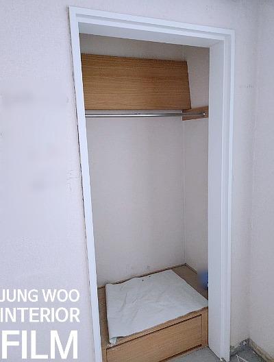 금속 옷걸이와 목재 상판이 설치된 드레스룸 내부