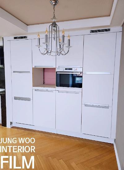 화이트 수납장과 블랙 오븐이 조화를 이루는 주방
