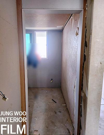 벽면 마감이 덜 된 복도와 콘크리트 바닥