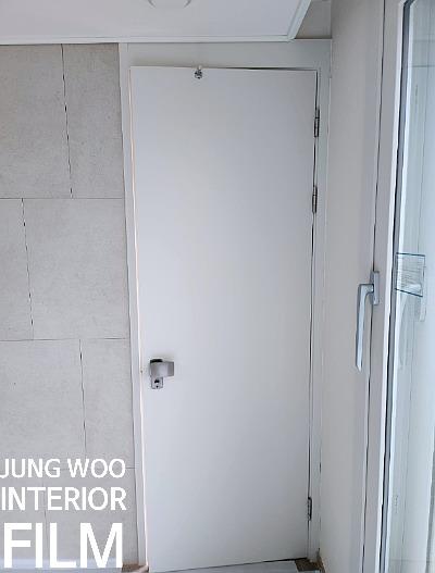 벽돌 패턴 벽면이 보이는 시공 전 현관