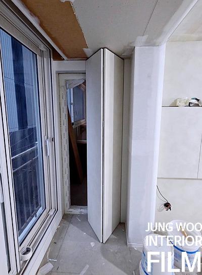 수납장과 창문 틀의 밀착 시공 과정