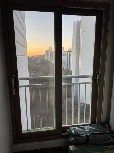 창문 프레임의 좁은 틈새 마감 과정