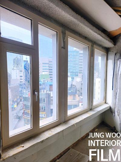 풍경이 더 선명해 보이는 깨끗한 창틀