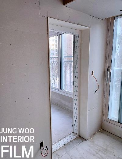 도어와 창호가 인접한 시공 전의 공간