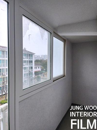 차분한 그레이 톤으로 완성된 모던한 발코니 공간