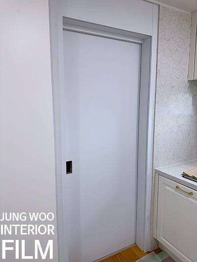 화사한 화이트 톤으로 완성된 도어와 벽면