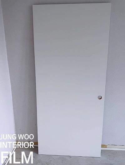 모든 작업이 완료된 깨끗한 문짝과 샷시