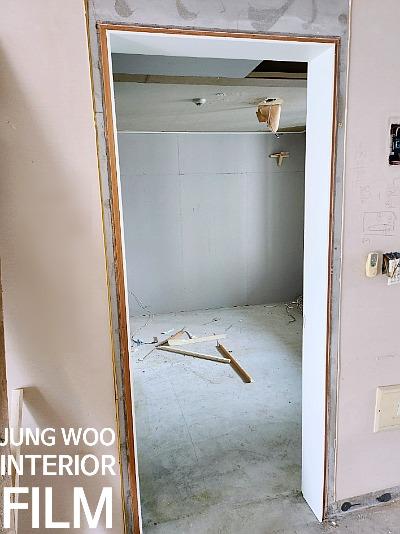 벽지와 바닥 마감이 되지 않은 텅 빈 방 내부