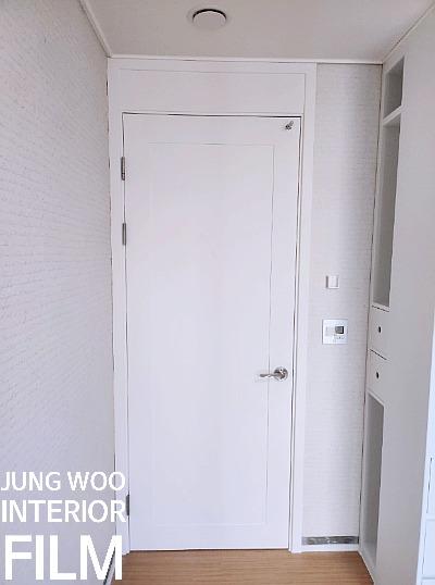 첫인상이 밝아진 화이트 톤의 현관 방화문과 신발장