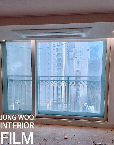 건물 반사가 보이는 창호 프레임 작업 준비