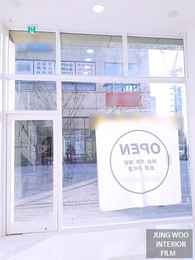 LG필름 결있는 화이트로 마감된 현관 프레임