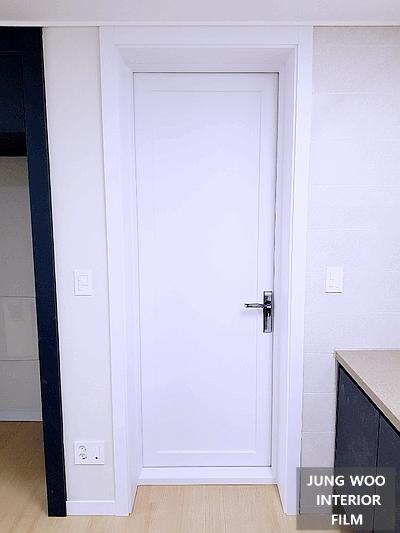 도어 프레임과 유리 패널의 마감 디테일