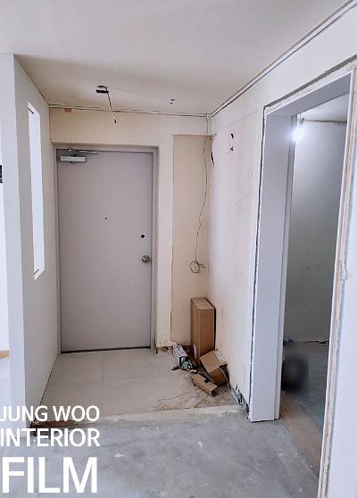천정과 벽면의 기초 상태가 보이는 복도