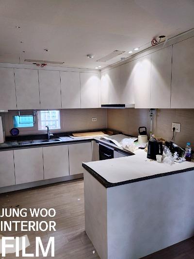 아일랜드 센터와 베이지색 타일이 보이는 주방 내부