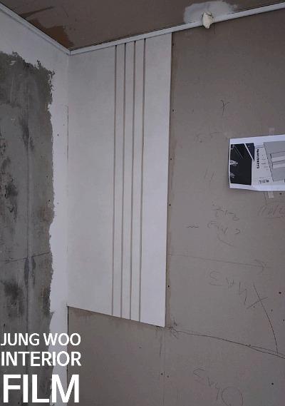 흰색 수납장이 부착된 벽면 공간
