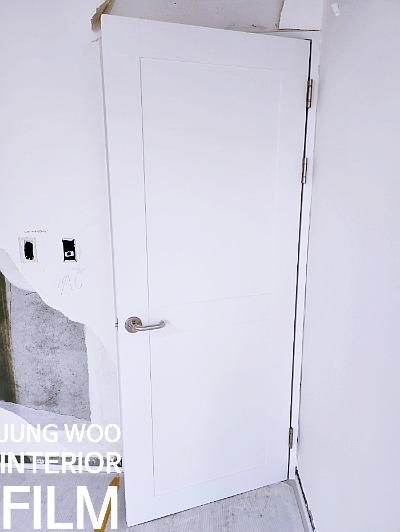 여닫이 도어 힌지 주변의 세밀한 작업 상태