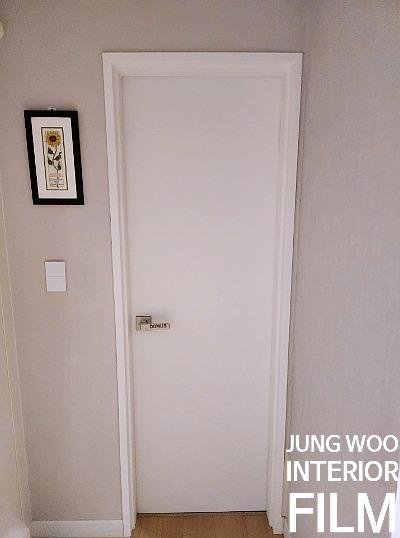 도어 하부 패널과 프레임 상단의 최종 마감 상태