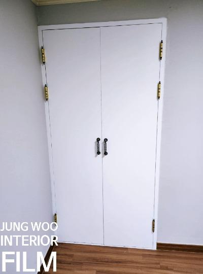 불투명 도어 패널이 적용된 수납장 모습