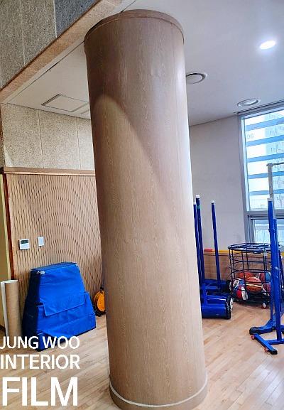 마감 처리를 위해 도구를 사용하는 시공 장면