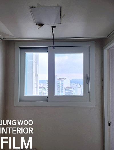 창문 프레임 엣지 부분의 정교한 컷팅 모습