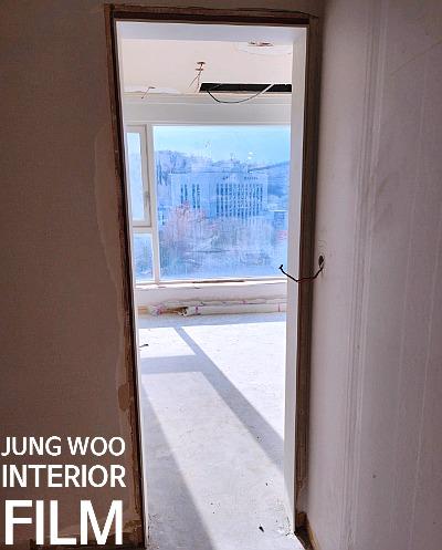 창문이 보이는 공간의 노출된 문틀 상태