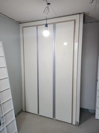 수납장 불투명 도어 패널의 기초 작업