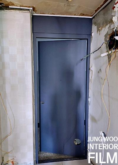 벽면과 천장 공사가 진행 중인 실내 공간