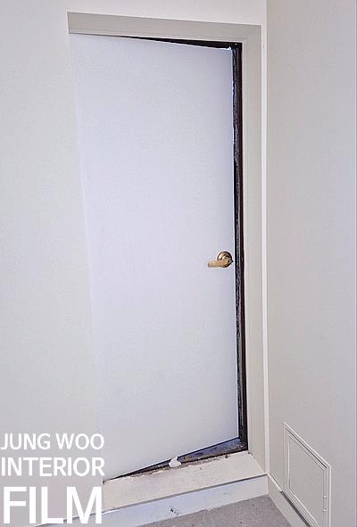 도어 프레임 상부와 하부 패널의 모습