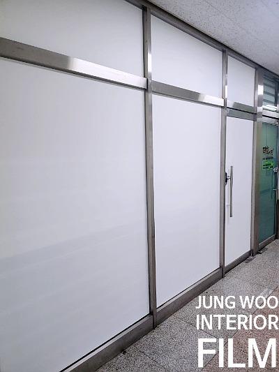 금속 프레임과 흰색 블라인드가 설치된 복도