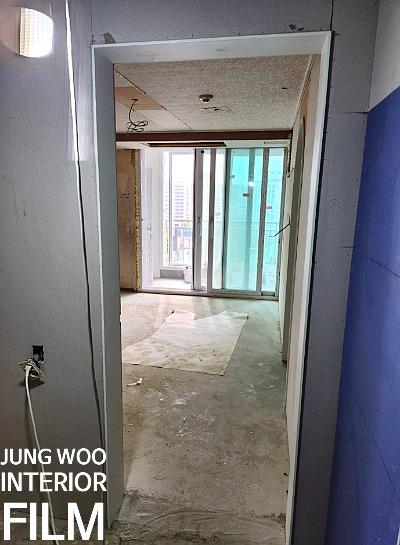 천장 마감 전의 복도와 바닥의 흰색 보호 매트