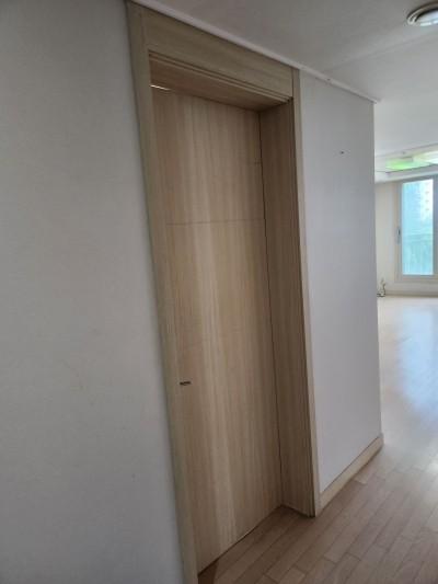 디테일한 작업을 이어가는 도어 근접샷