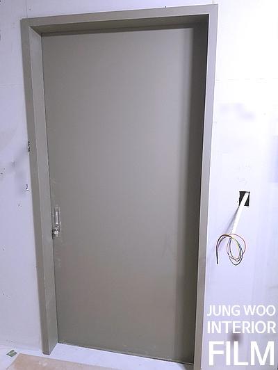 여닫이 도어의 힌지 부분이 보이는 근접 샷