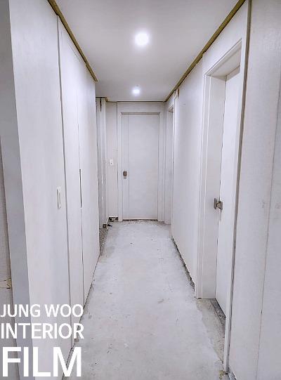 여러 개의 문이 설치된 복도 전경