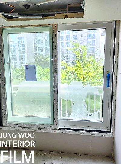 파란 테이프로 보양한 창호 프레임 작업