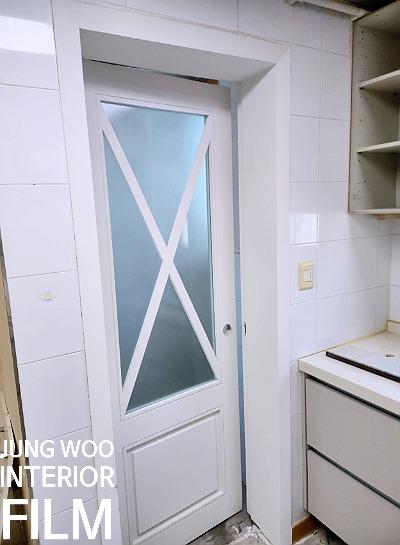 화이트 타일과 화이트 도어로 완성된 공간