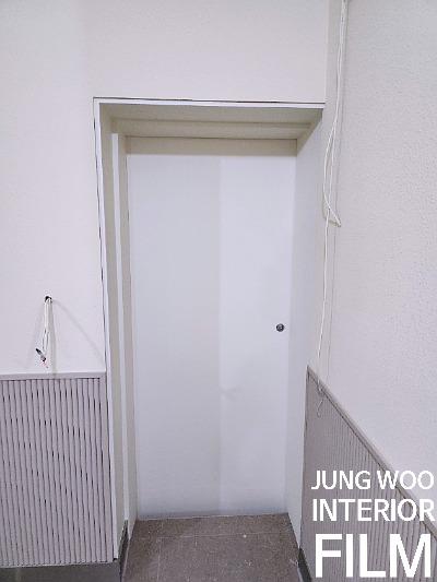 그레이 라인 패널로 세련미를 더한 복도