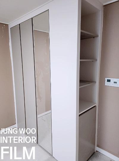 유리 도어 프레임의 밀착 시공 모습